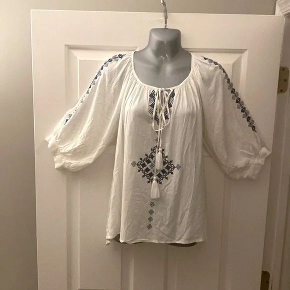 New Boho white and blue embroidered peasant top - Picture 2 of 7
